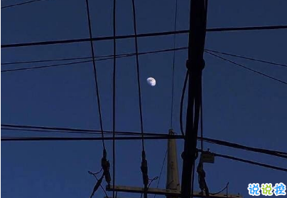 2020经典个性哲理简短走心文案 后来你的笑容也变得模糊了8