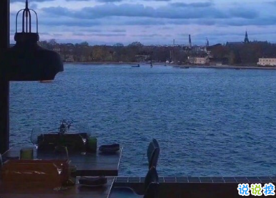 2020经典个性哲理简短走心文案 后来你的笑容也变得模糊了9