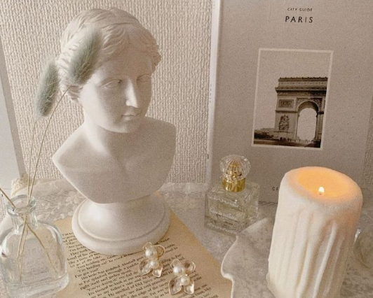 女孩子自拍发朋友圈的沙雕句子 2021俏皮又可爱的配图说说2