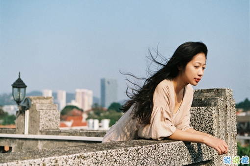 关于爱情简单精辟的一句话说说带图片 我和世界只差一个你8