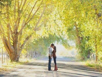 QQ爱情图片说说：一年四季会有很多意外，但最迷人的还是遇见了你