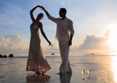 情侣说说带图片素材：我天生冷漠孤僻，也只肯对你温柔的笑